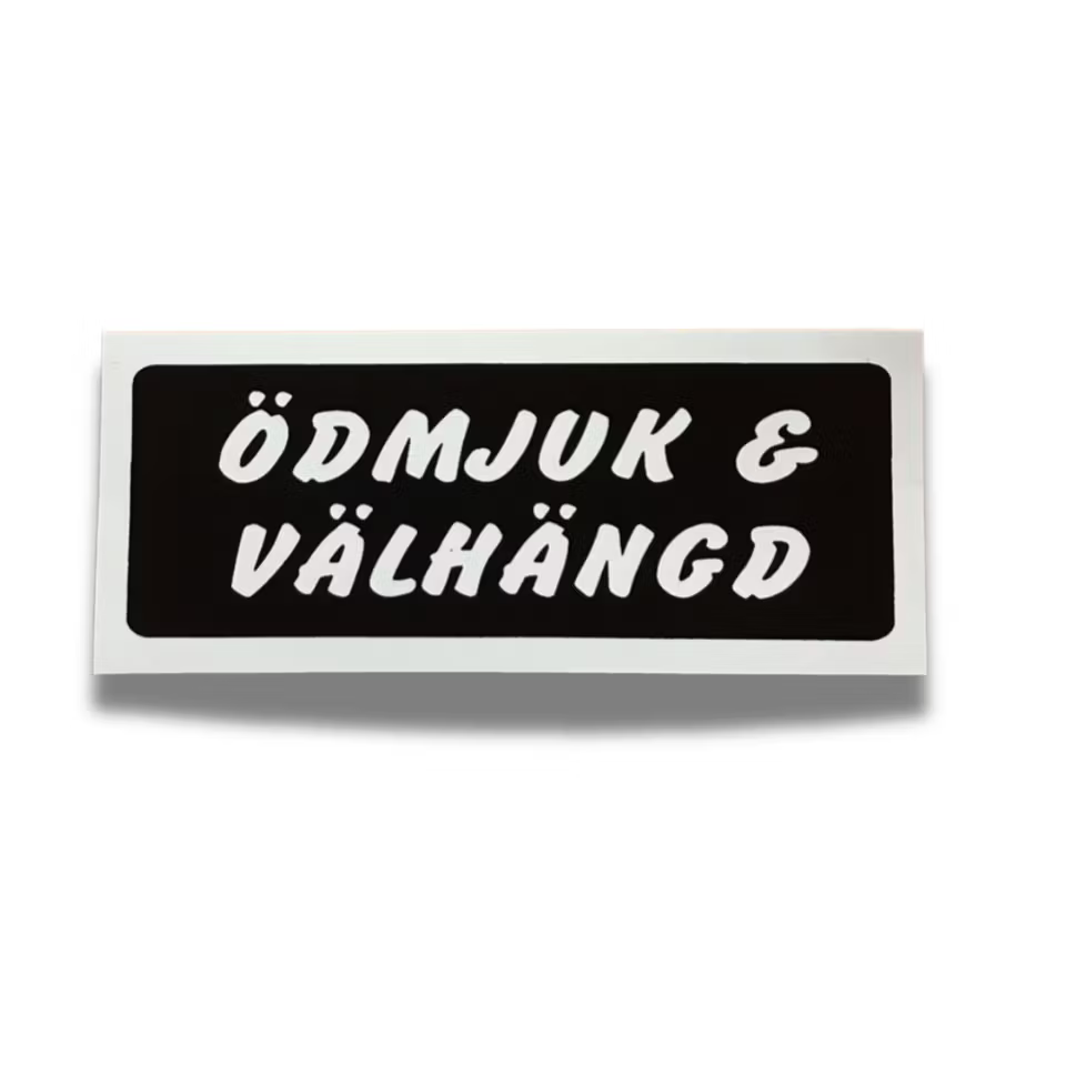 Ödmjuk & Välhängd - Klistermärke