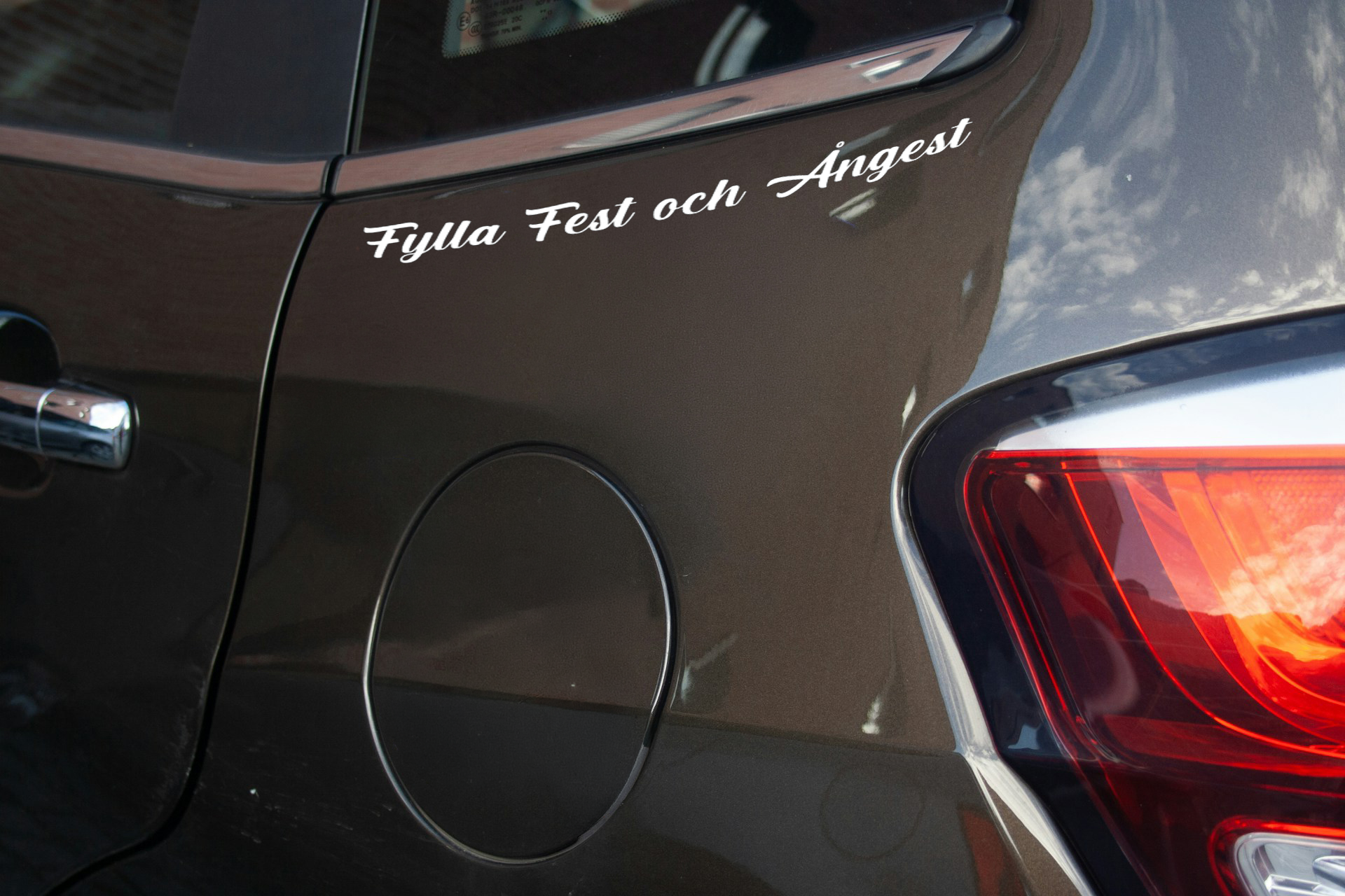 Dekal Fylla, Fest och Ångest